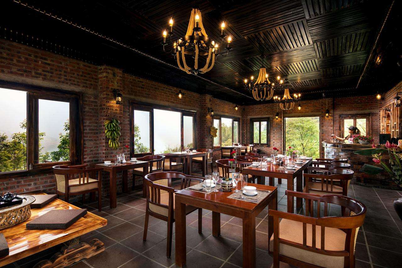 Không gian nhà hàng tại Chapa Ecolodge